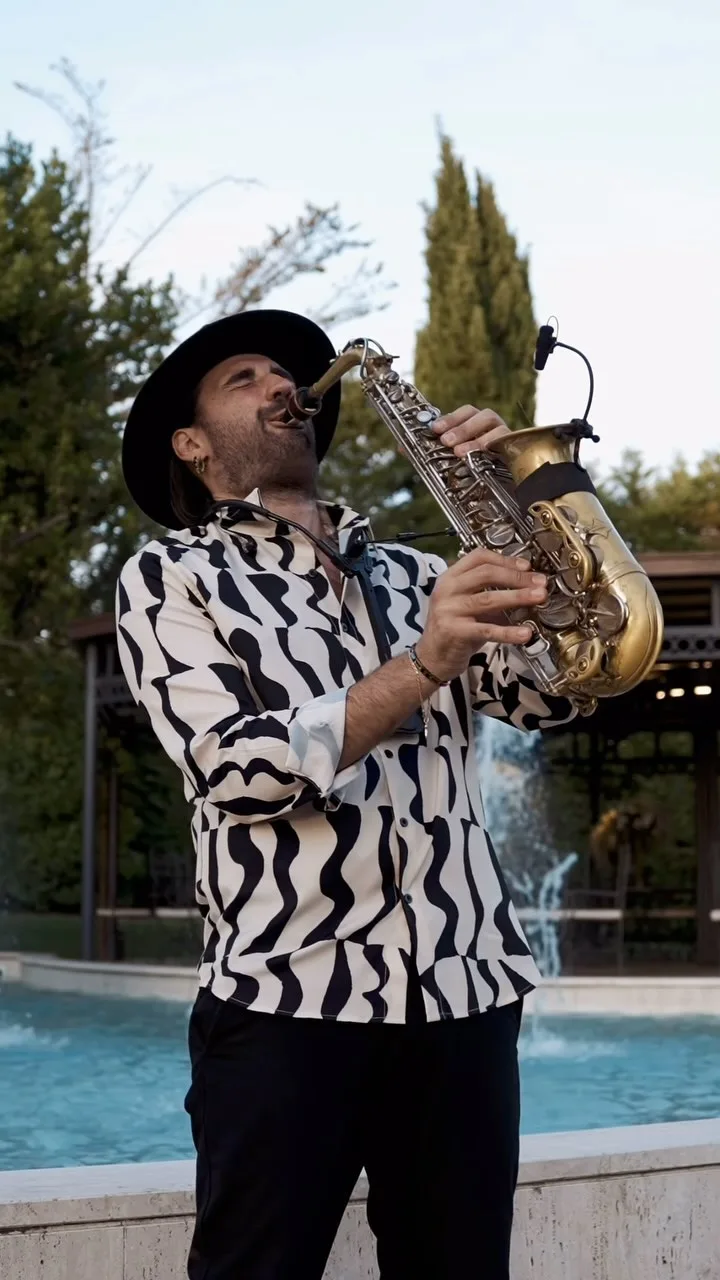 Copertina del video: Ciro suona il sax davanti a una fontana