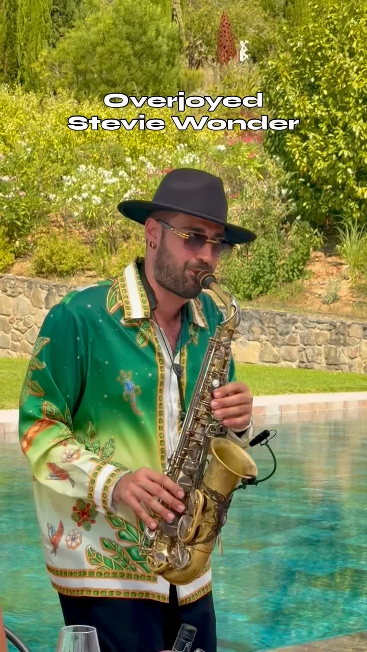 Copertina del video: Ciro suona Overjoyed di Stevie Wonder a bordo piscina