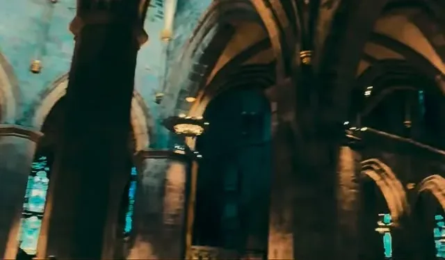 Le volte gotiche illuminate di una chiesa sconsacrata a Edimburgo, allestita per una festa privata